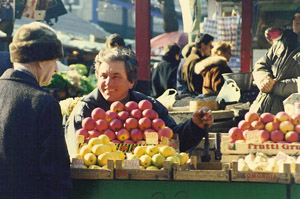 Etalage de pommes - Bucarest - CC-BY-SA -auteur Wikimedia/Joe Mabel